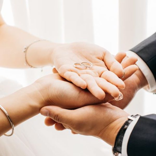 Vì sao bạn không nên đeo nhẫn chật?