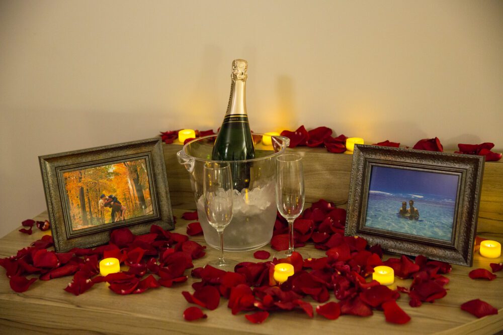 Trang trí cầu hôn tại nhà nến và hoa hồng