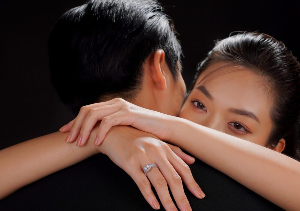 Nhẫn cưới kim cương trở thành truyền thống vượt thời gian