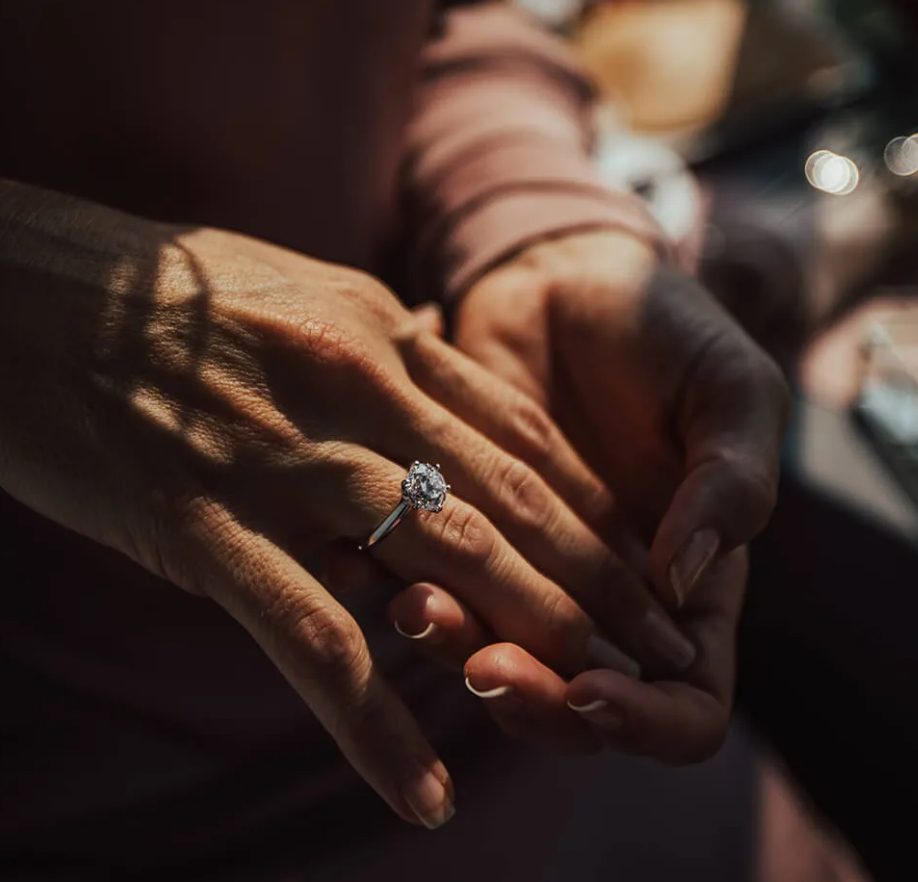 Hướng dẫn cách chọn size nhẫn cầu hôn