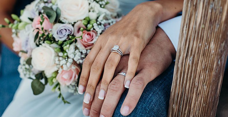 Đeo nhẫn cưới trước khi kết hôn có ảnh hưởng gì không