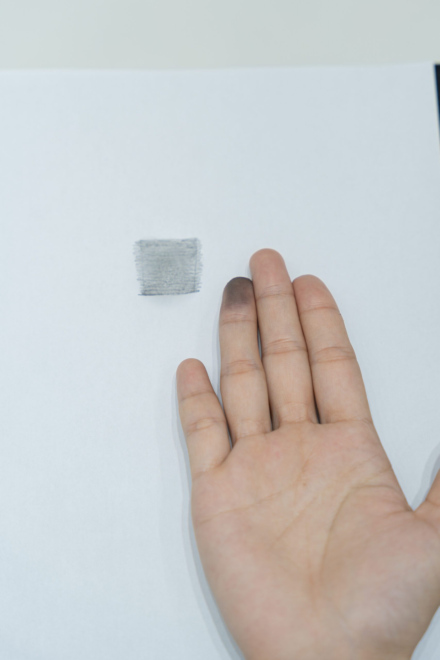 Kiểm tra chì đã bám tốt trên ngón tay