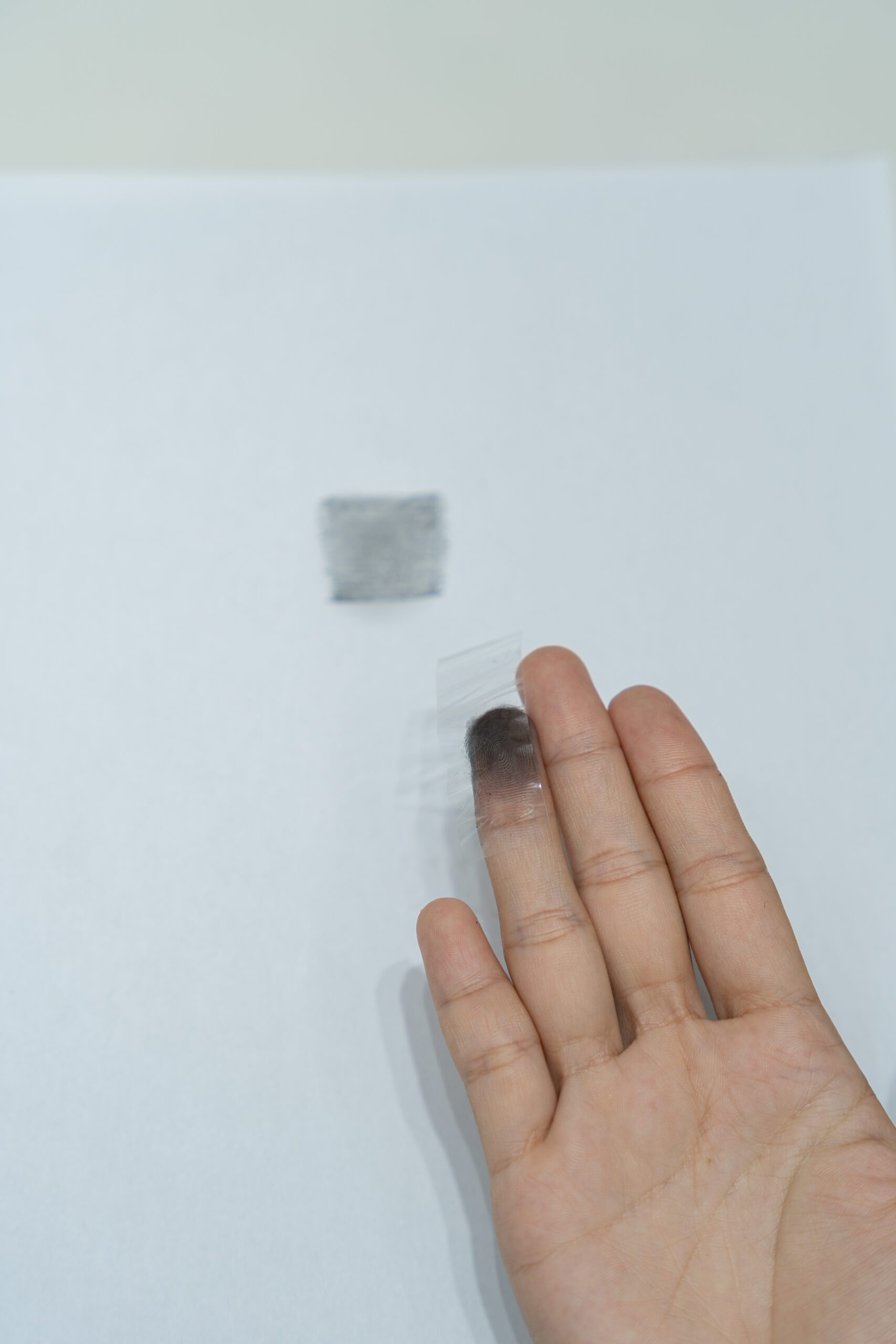 Lật ngửa ngón tay của bạn, bóc băng dính ra khỏi ngón tay