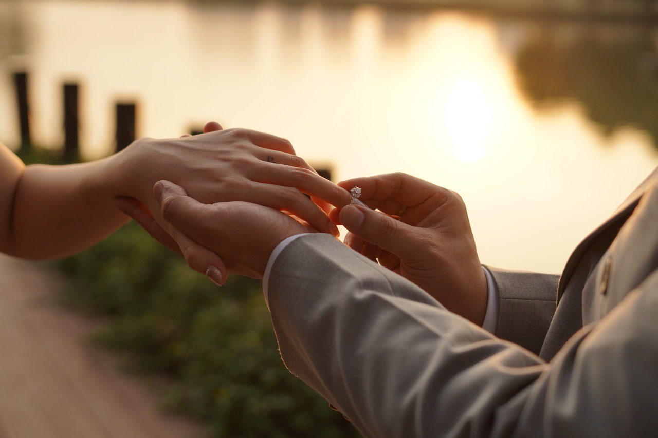 CÓ ỔN KHÔNG KHI CẦU HÔN MÀ KHÔNG CẦN NHẪN ĐÍNH HÔN?