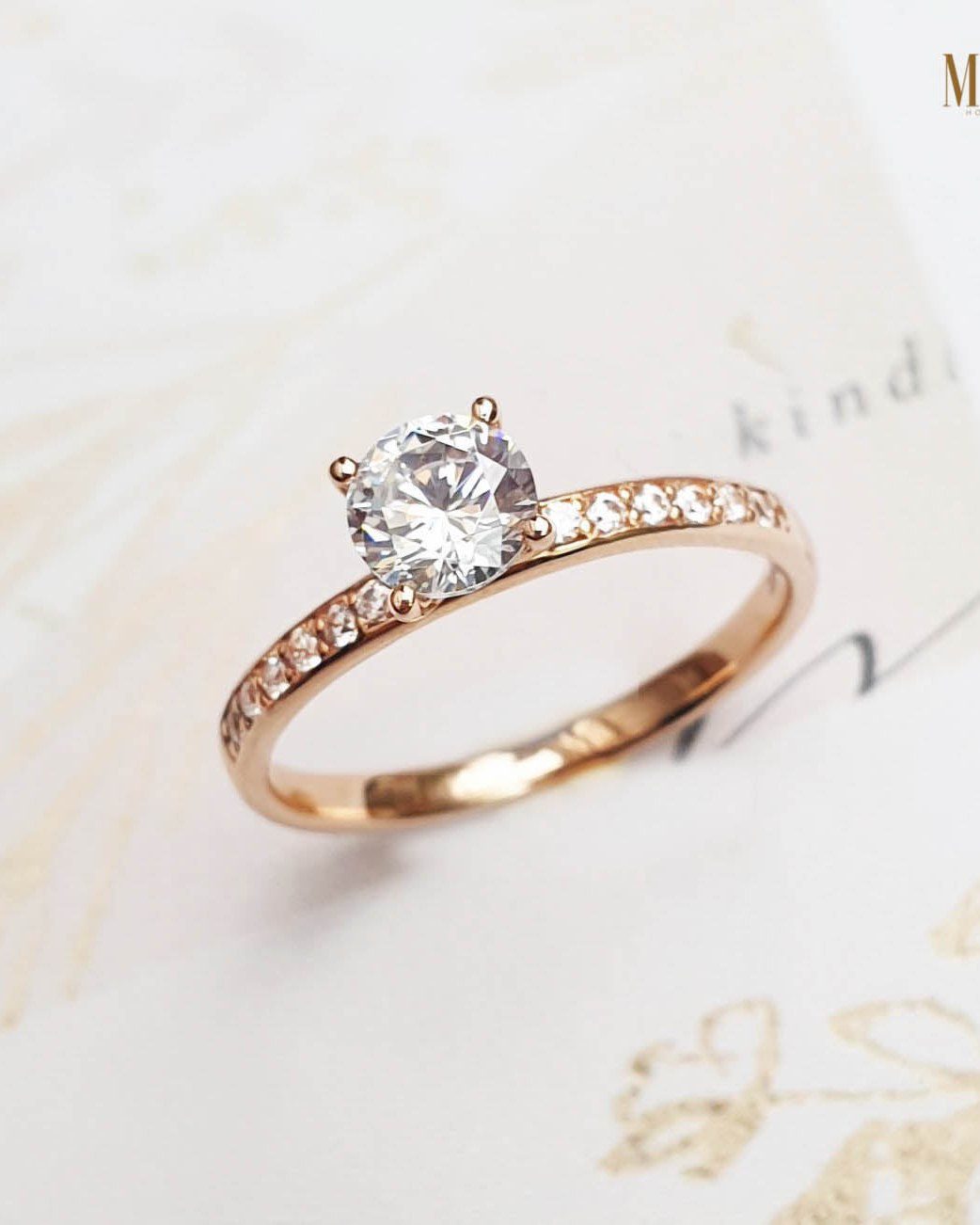 Tạo nên khoảnh khắc đáng nhớ với nhẫn cầu hôn moissanite