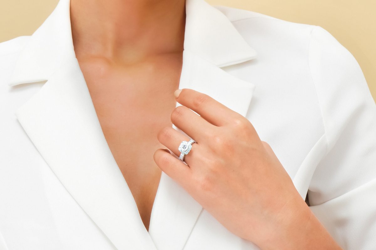 Đeo nhẫn ngón áp út tay trái nữ