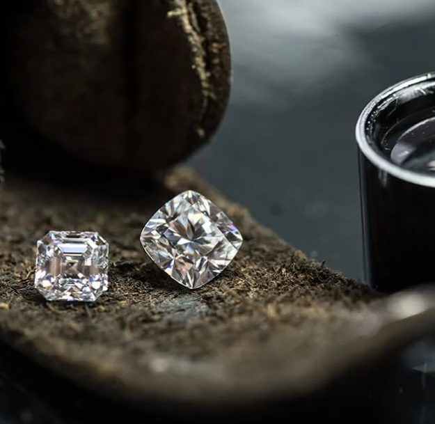 Tạo nên khoảnh khắc đáng nhớ với nhẫn cầu hôn moissanite