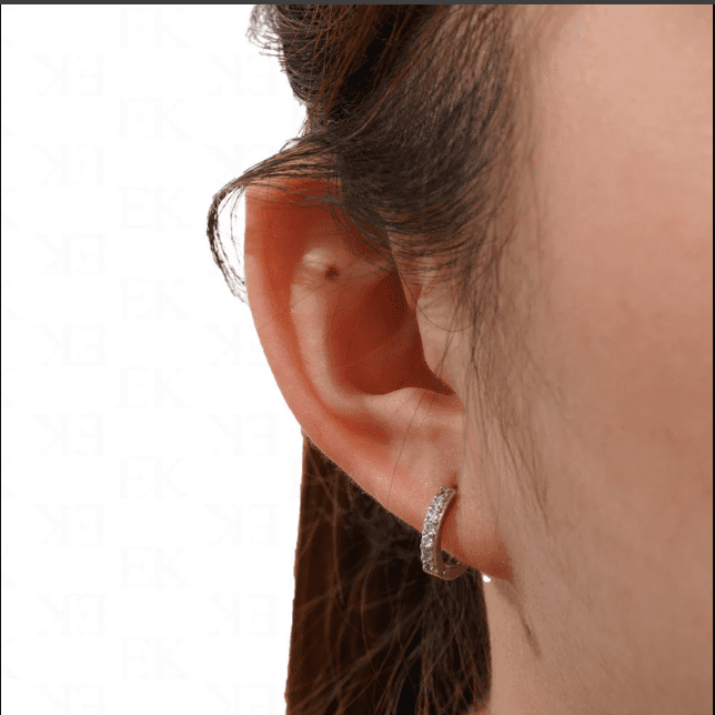 Bông tai 1 bên biểu hiện đầy nghệ thuật và cá tính