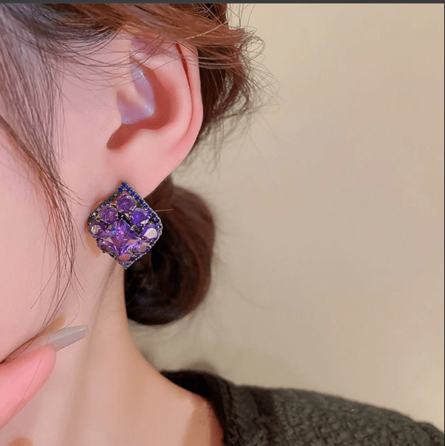 Bông tai màu tím biểu tượng cho sự sang trọng, quý phái 2