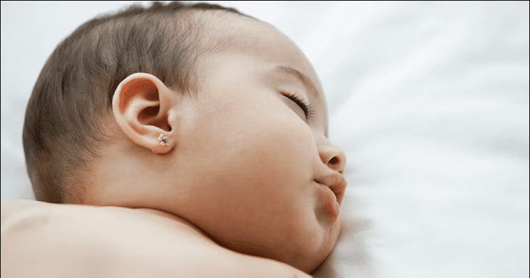 Bông tai vàng cho bé gái sơ sinh thể hiện sự yêu thương của cha mẹ dành cho con 1