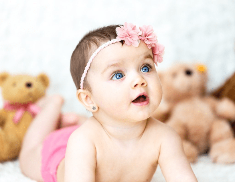 Bông tai vàng cho bé gái sơ sinh thể hiện sự yêu thương của cha mẹ dành cho con