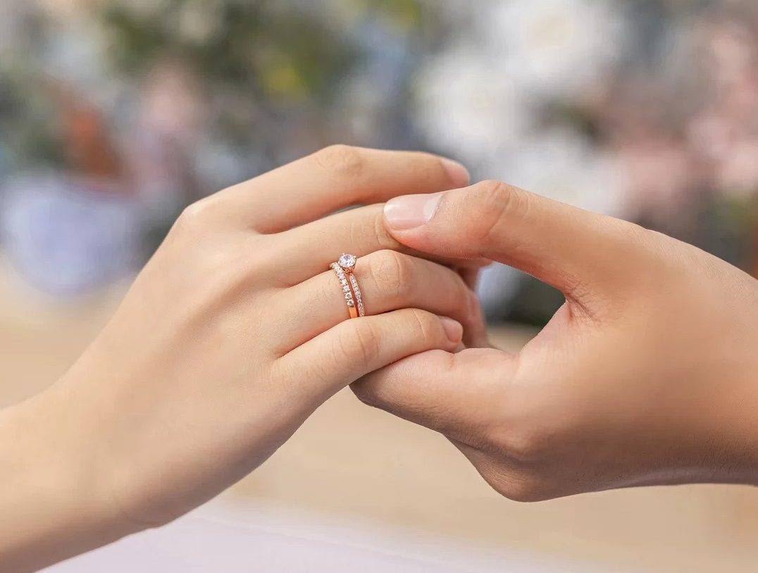 CÓ ỔN KHÔNG KHI CẦU HÔN MÀ KHÔNG CẦN NHẪN ĐÍNH HÔN?