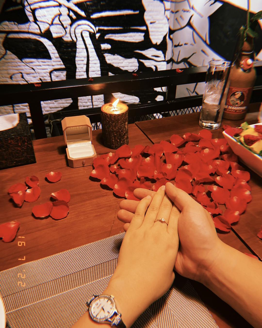 CÓ ỔN KHÔNG KHI CẦU HÔN MÀ KHÔNG CẦN NHẪN ĐÍNH HÔN?