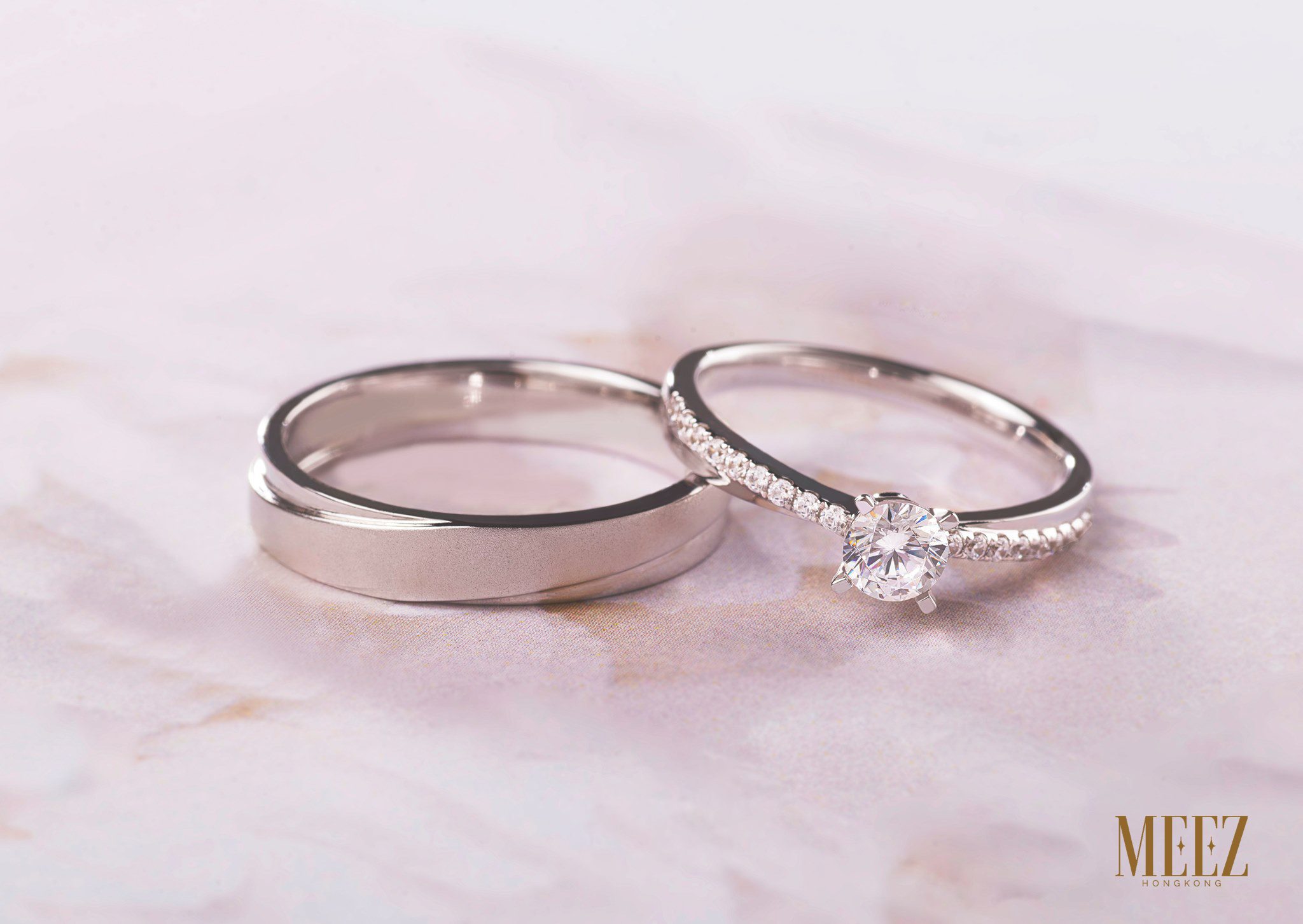 Nhẫn cưới bạch kim trơn vẻ đẹp đơn giản sang trọng mà tinh tế.