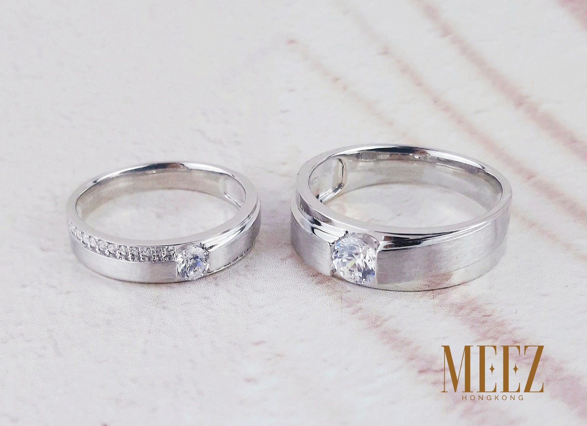 Nhẫn cưới bạch kim trơn vẻ đẹp đơn giản sang trọng mà tinh tế.
