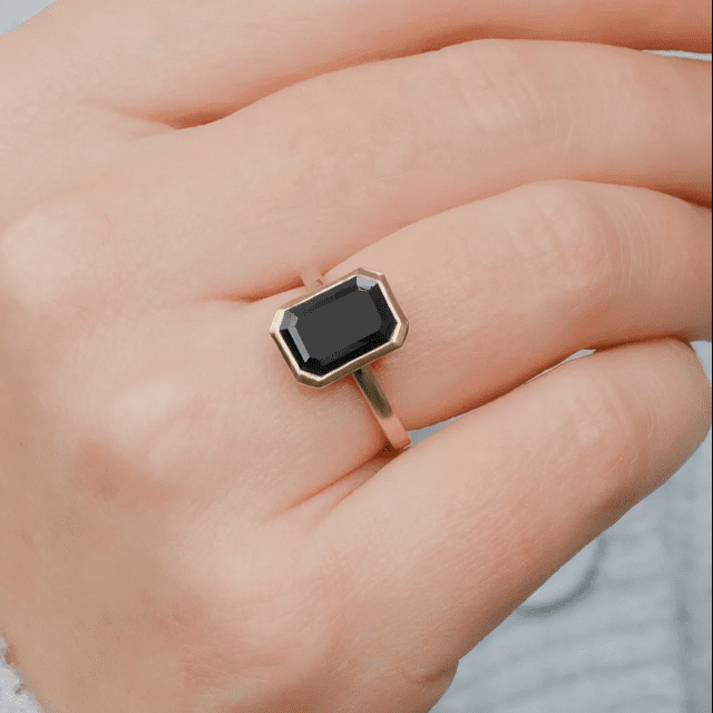 Nhẫn đá đen nữ tôn lên vẻ đẹp và phong cách của bạn