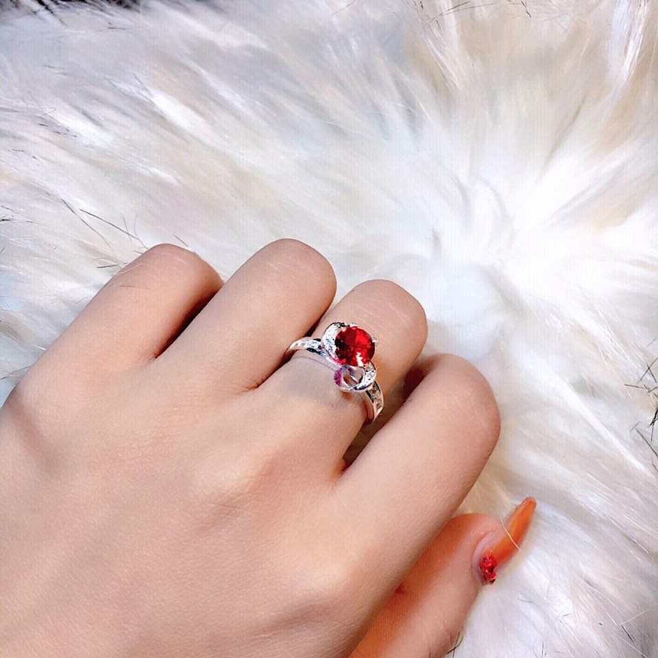 Nhẫn đá đỏ nữ biểu tượng của sắc đẹp, quyền lực và sự sang trọng 6
