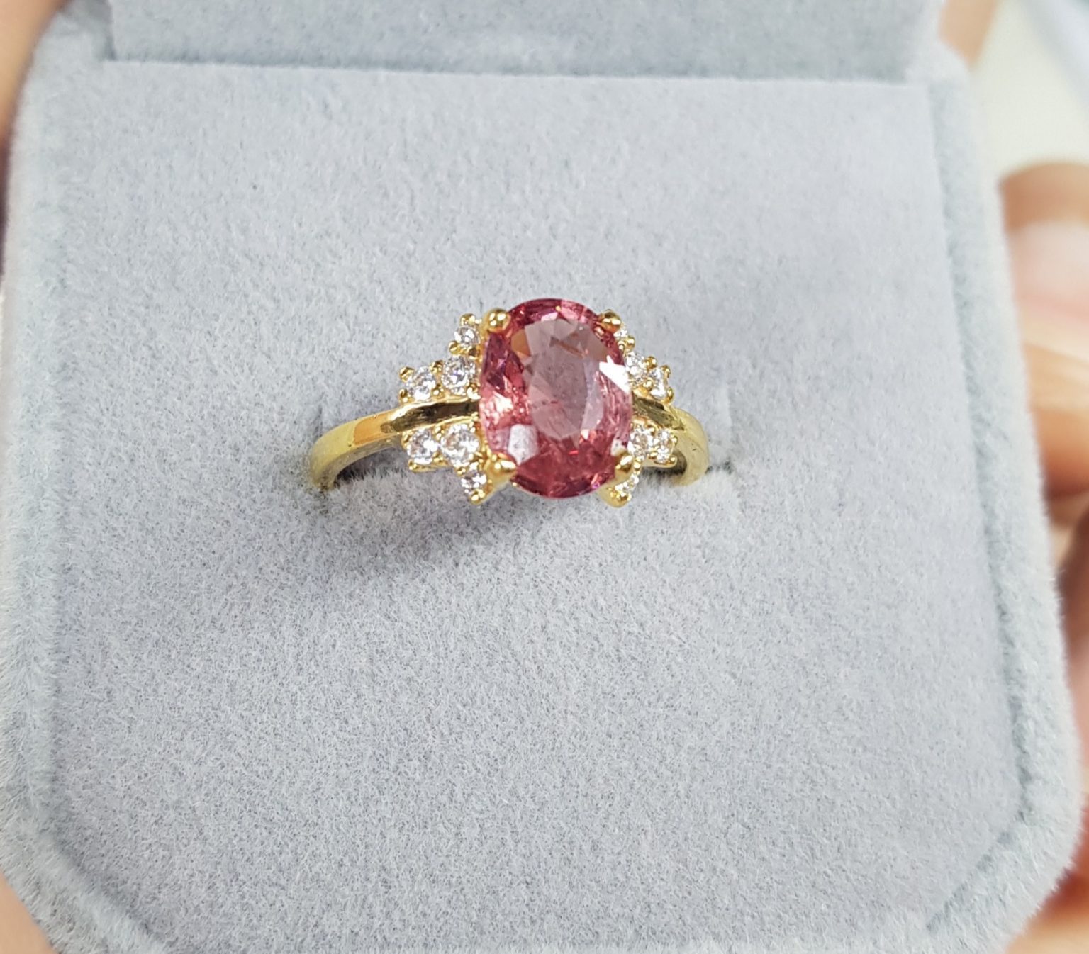 Nhẫn đá đỏ nữ biểu tượng của sắc đẹp, quyền lực và sự sang trọng