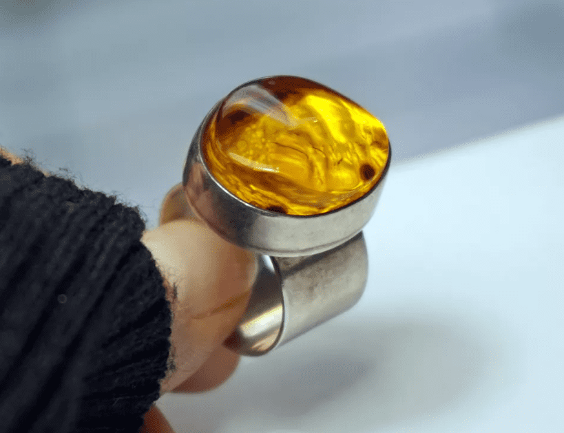 Có nên đeo nhẫn hổ phách không?