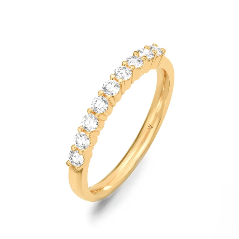 Nhẫn kim cương đeo ngón trỏ là một lựa chọn trang sức độc đáo, tượng trưng cho sự quyền lực, tự tin và phong cách cá nhân.