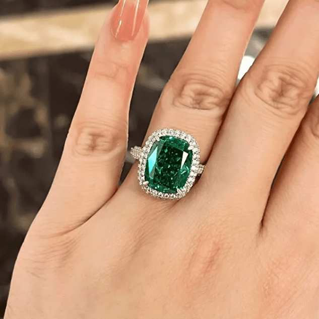 Nhẫn ngọc lục bảo nữ biểu tượng của sự thanh lịch quyền quý 2
