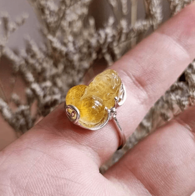 Nhẫn tỳ hưu nữ mệnh kim tượng trưng cho sự mạnh mẽ, kiên định và bền bỉ 4