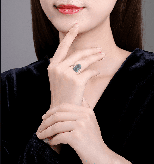 Nhẫn tỳ hưu nữ mệnh kim tượng trưng cho sự mạnh mẽ, kiên định và bền bỉ