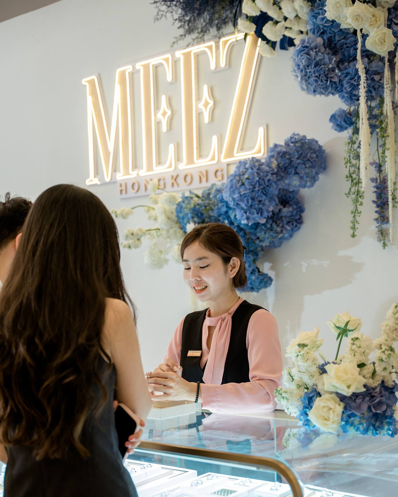 Tư vấn mua nhẫn cầu hôn vàng hay bạc
