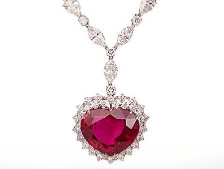 Vòng cổ đính kim cương The Heart of the Kingdom Ruby