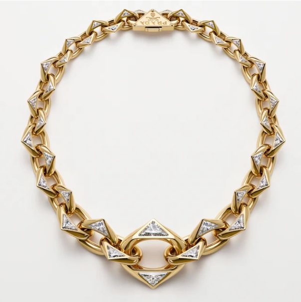 Chiếc vòng cổ gắn hơn 40 carats kim cương có giá khoảng 300.000 USD (rẻ hơn 70% so với việc dùng kim cương tự nhiên)