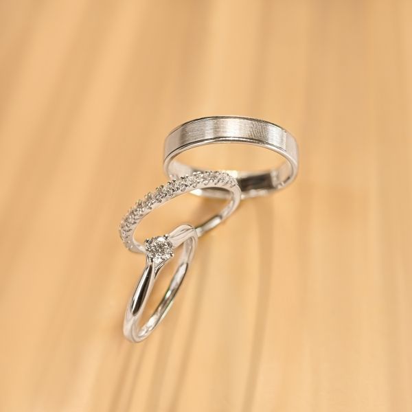 Cách bảo quản và sử dụng nhẫn vàng 18K xi trắng bền lâu