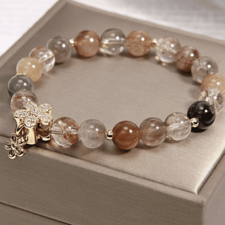 Vòng đá mix charm vàng: sự kết nối giữa tự nhiên và hiện đại