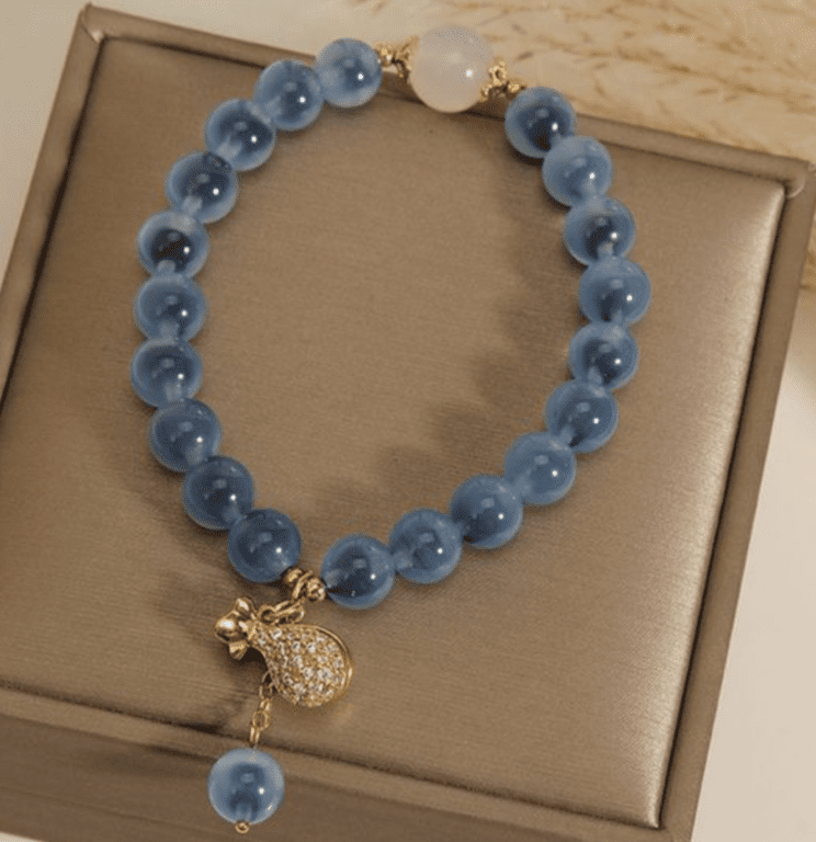 Vòng đá mix charm vàng: sự kết nối giữa tự nhiên và hiện đại