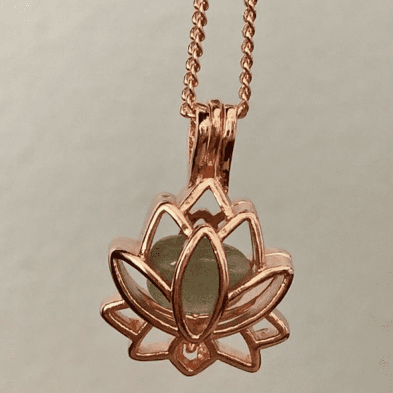 Charm hoa sen vàng-biểu tượng thanh khiết và thịnh vượng trong trang sức phong thủy
