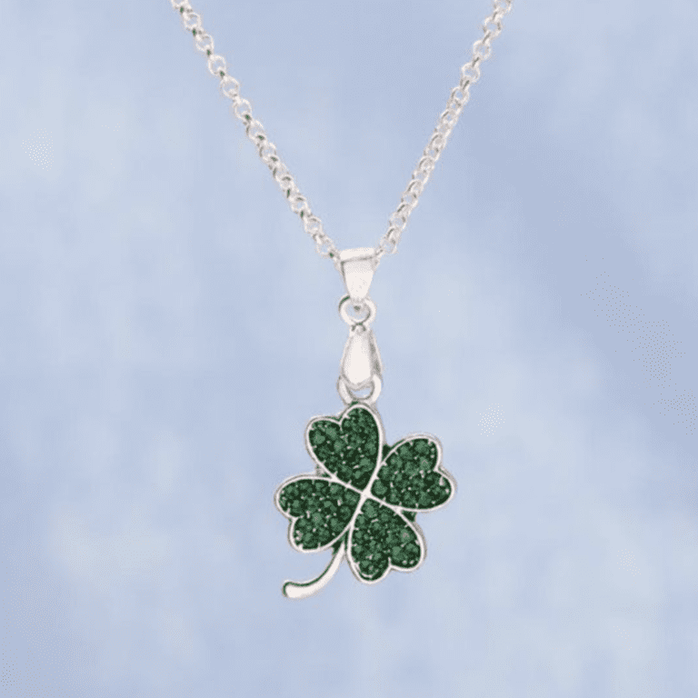 Charm cỏ 4 lá: kết nối yêu thương và may mắn