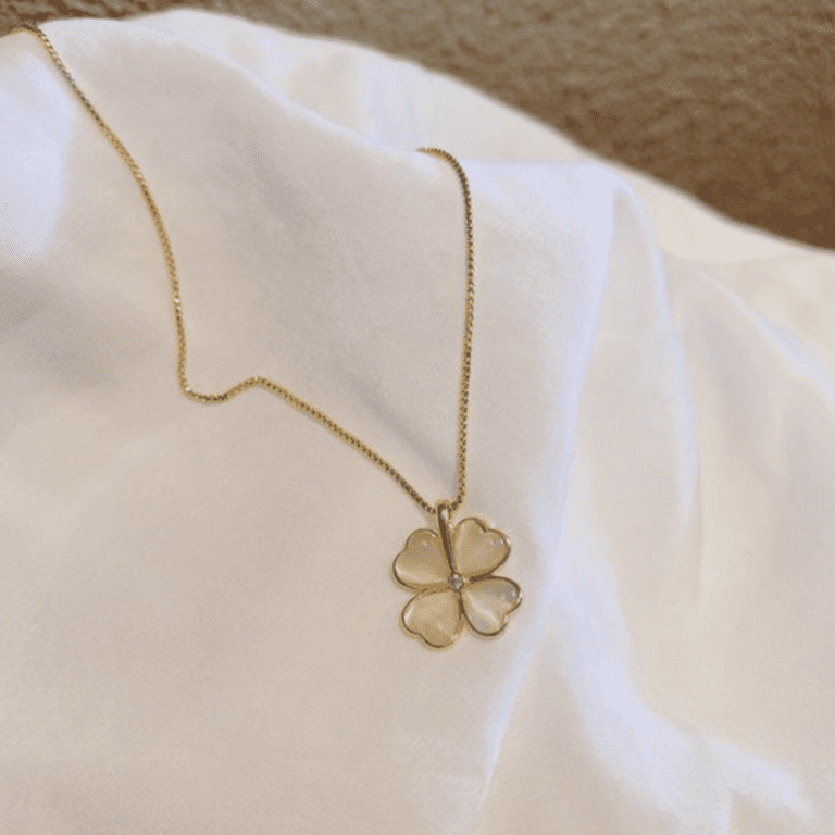 Charm cỏ 4 lá: kết nối yêu thương và may mắn