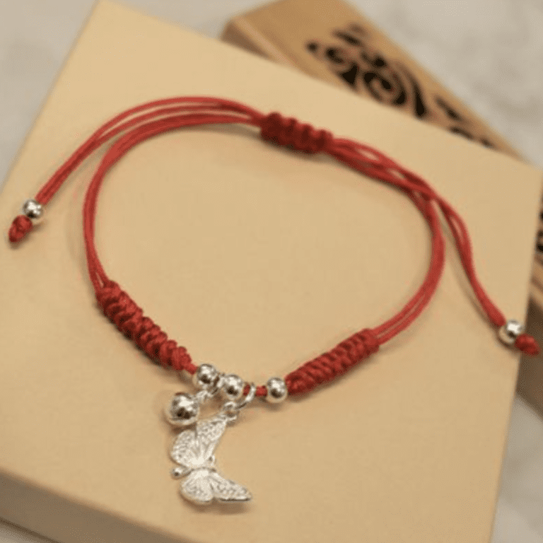 Vòng charm dây đỏ: món trang sức mang lại may mắn và tình yêu