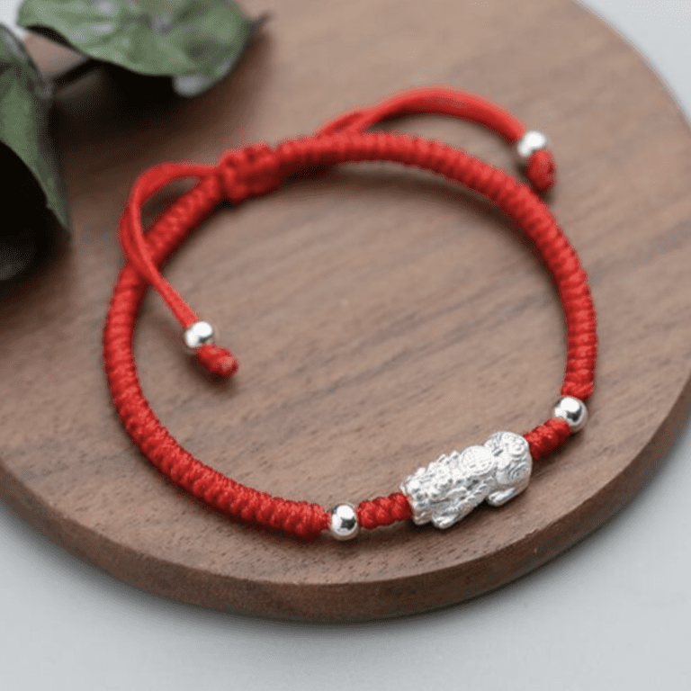 Vòng charm dây đỏ: món trang sức mang lại may mắn và tình yêu