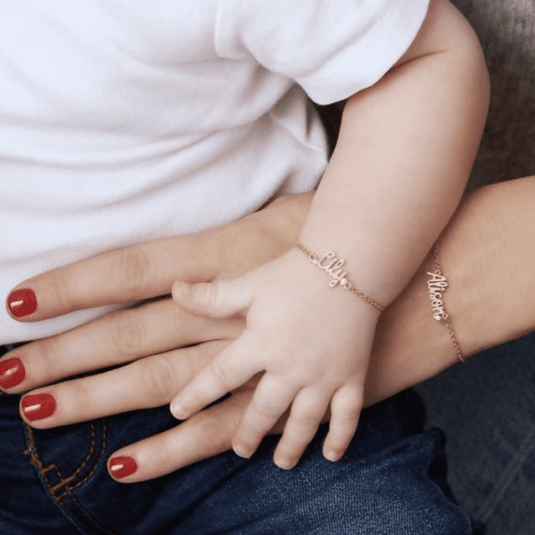 Vòng charm cho bé: tình yêu thương và tạo dựng kỉ niệm đẹp cho trẻ