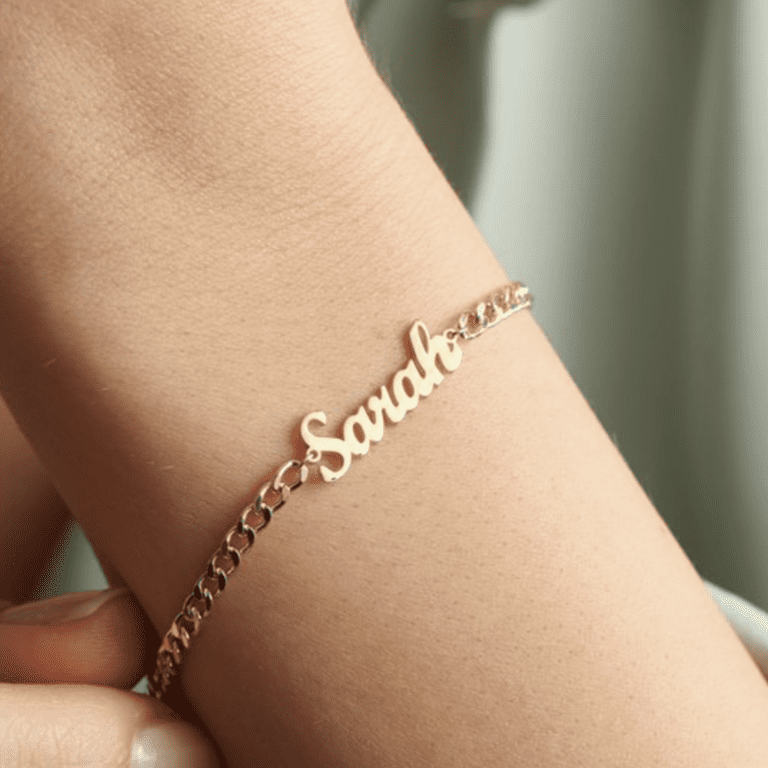 Tìm hiểu vòng charm vàng 18K: điểm nhấn trong bộ trang sức của bạn