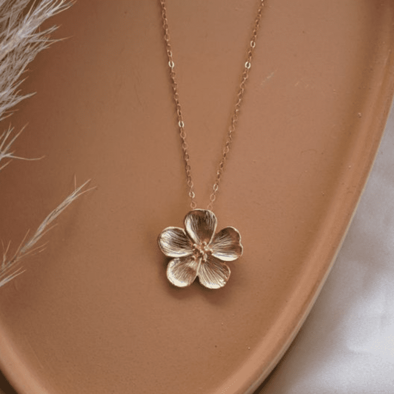 Tìm hiểu vòng charm vàng 18K: điểm nhấn trong bộ trang sức của bạn
