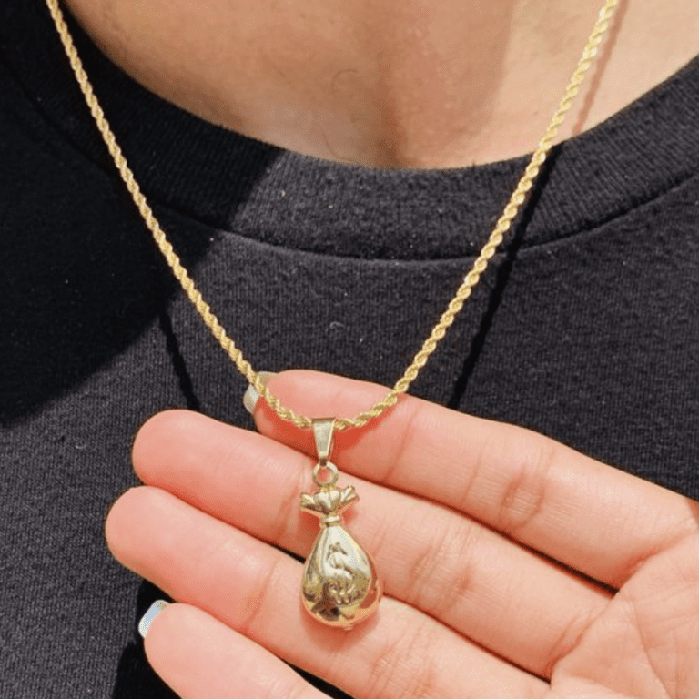 Ý nghĩa vòng charm không chỉ dừng lại ở việc trang trí cho cổ tay, mà mỗi chiếc charm còn chứa đựng những thông điệp riêng, gắn kết với người đeo qua những giá trị phong thủy hoặc kỷ niệm cá nhân