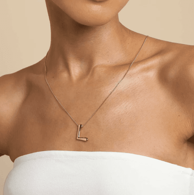 Dây chuyền chữ cong vàng 18k với thiết kế độc đáo và chất liệu vàng bền bỉ 1