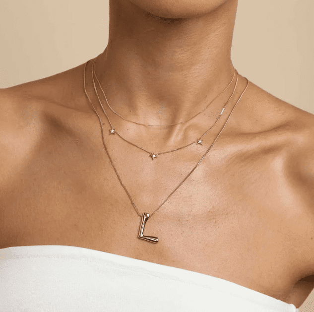 Dây chuyền chữ cong vàng 18k với thiết kế độc đáo và chất liệu vàng bền bỉ 2