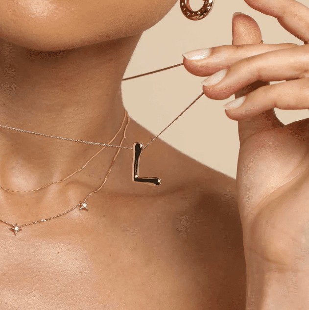 Dây chuyền chữ cong vàng 18k với thiết kế độc đáo và chất liệu vàng bền bỉ 3