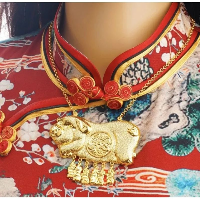Dây chuyền cưới heo vàng biểu tượng cho tình yêu, hạnh phúc và sự kết nối giữa hai người 2