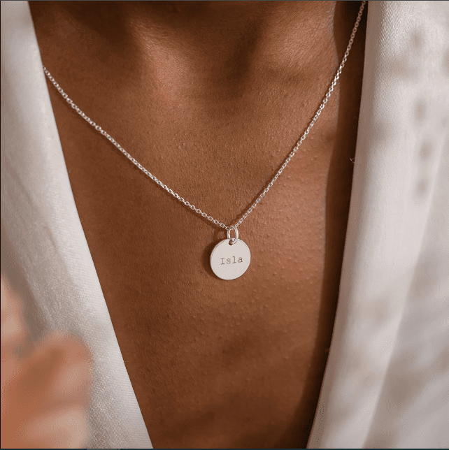Mặt dây chuyền vàng khắc tên tạo dấu ấn riêng với phong cách của bạn 1