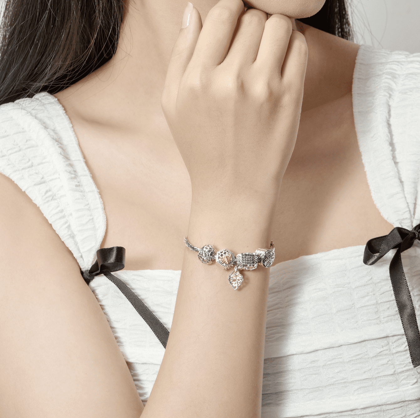 Cách mix & match vòng charm vàng ý để tỏa sáng mỗi ngày