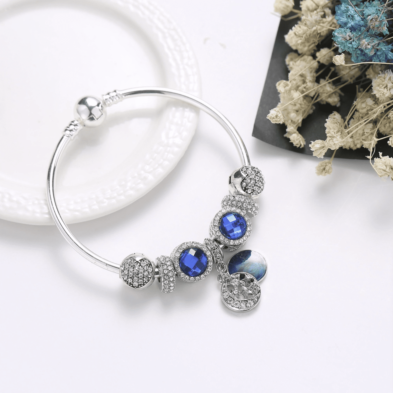 Vòng tay hạt charm- bí quyết tỏa sáng cùng phong cách riêng