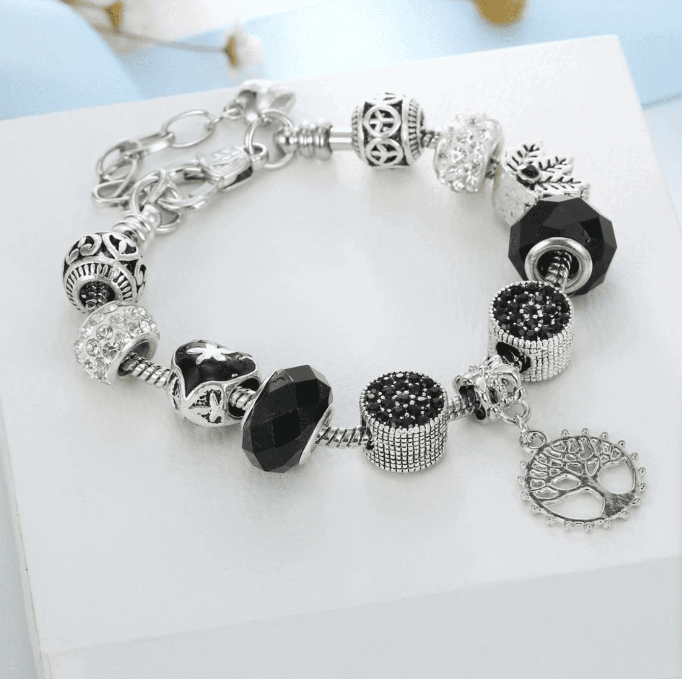 Vòng tay hạt charm- bí quyết tỏa sáng cùng phong cách riêng